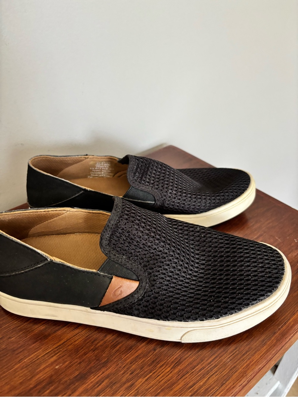 Olukai Pehuea slip on shoes black size 7.5 VGUC